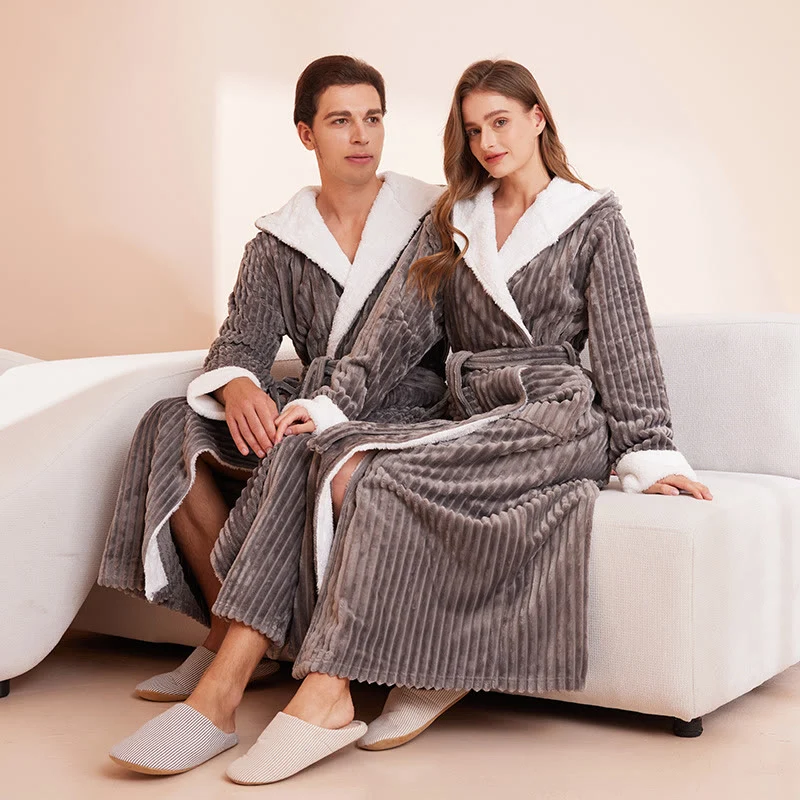 Langer Bademantel aus Fleece mit vertikaler Linienstruktur