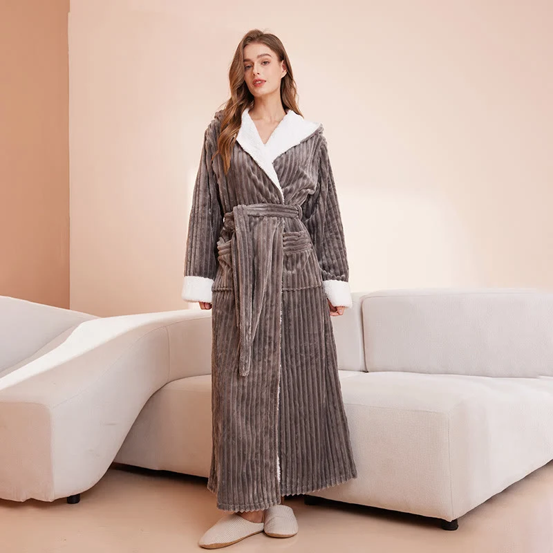 Langer Bademantel aus Fleece mit vertikaler Linienstruktur