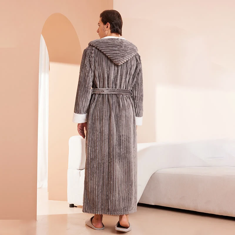 Langer Bademantel aus Fleece mit vertikaler Linienstruktur