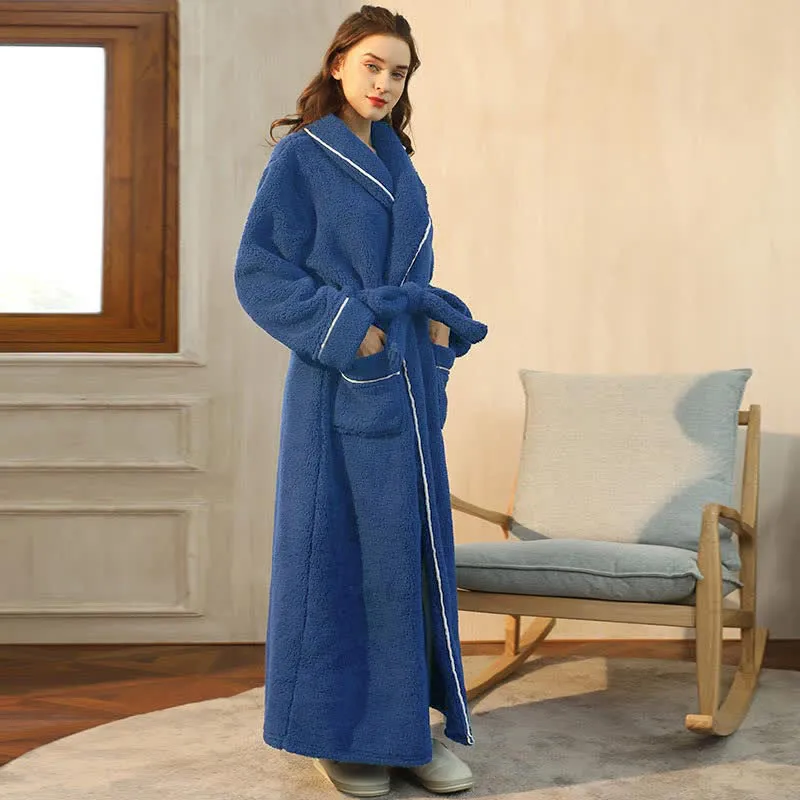 Bequemer Fleece-Pyjama-Bademantel