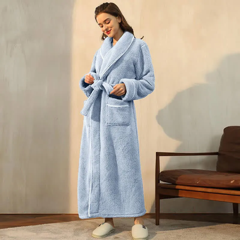 Bequemer Fleece-Pyjama-Bademantel