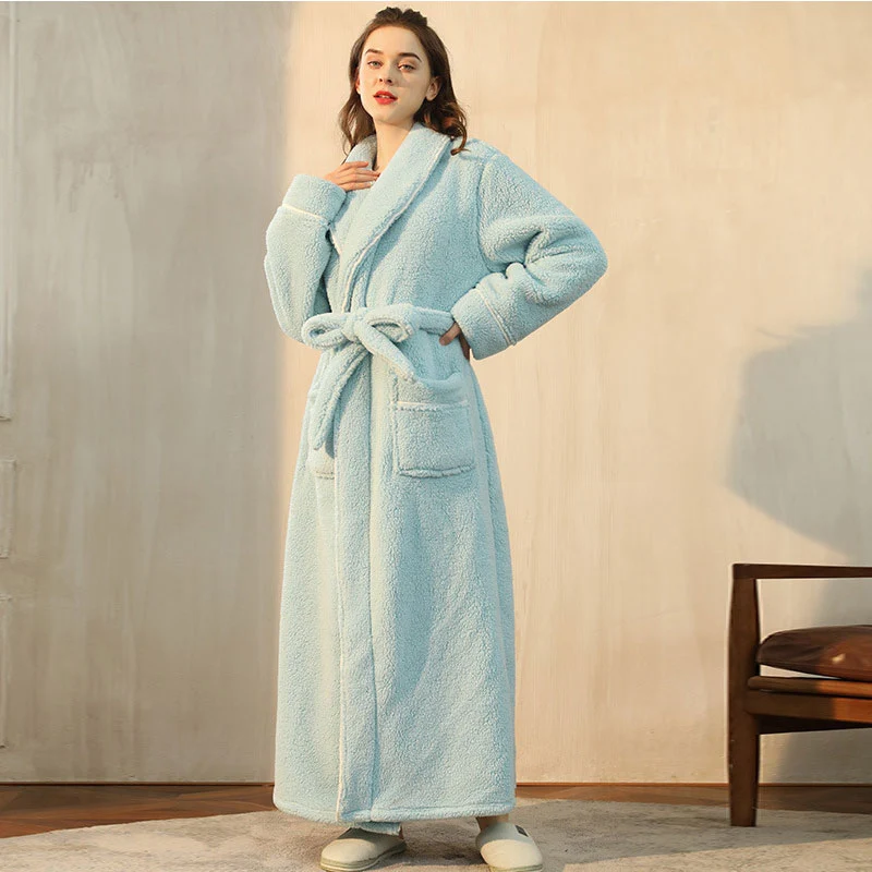 Bequemer Fleece-Pyjama-Bademantel