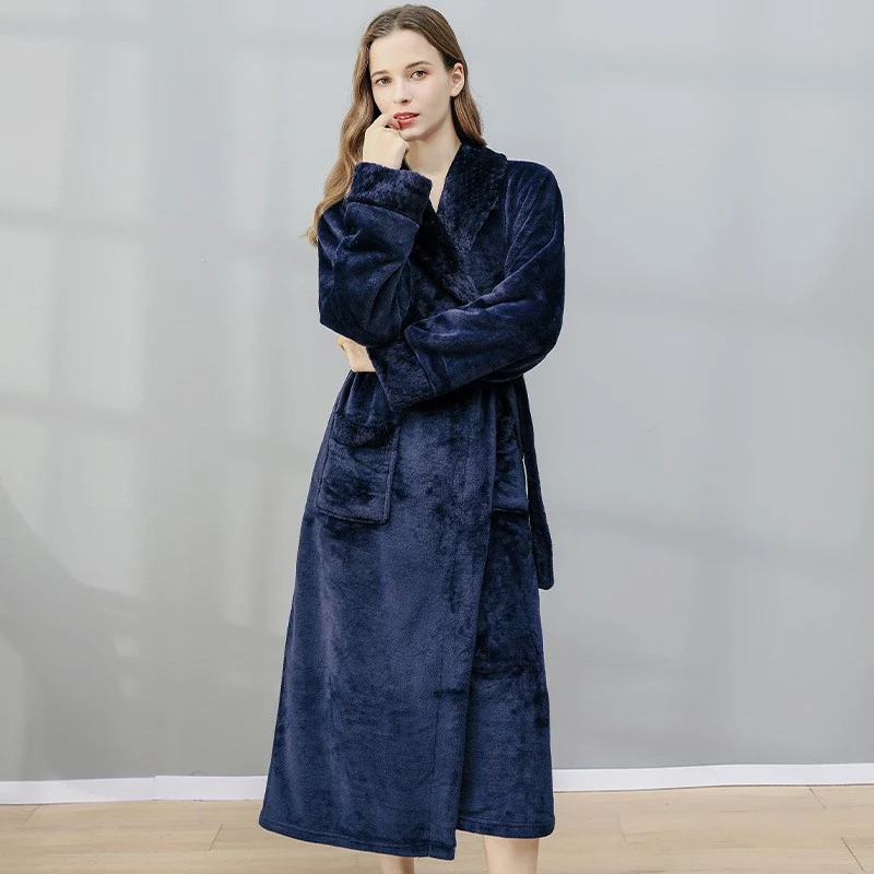 Einfarbiger, warmer, langer Bademantel aus Flanell