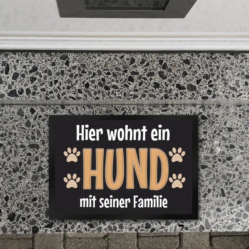Hier wohnt ein Hund mit seiner Familie Fußmatte