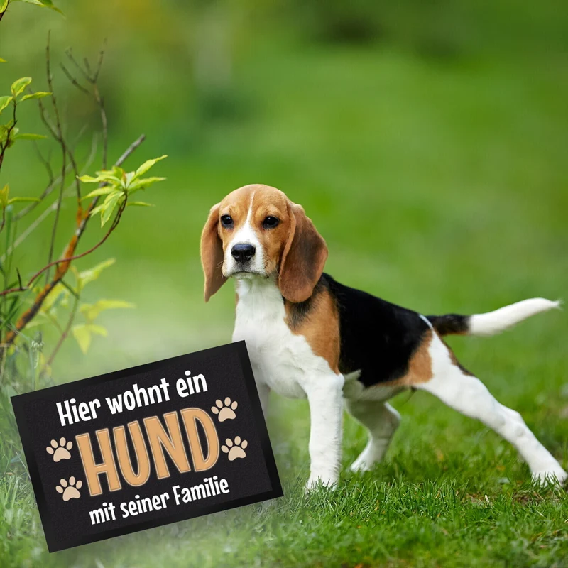 Hier wohnt ein Hund mit seiner Familie Fußmatte