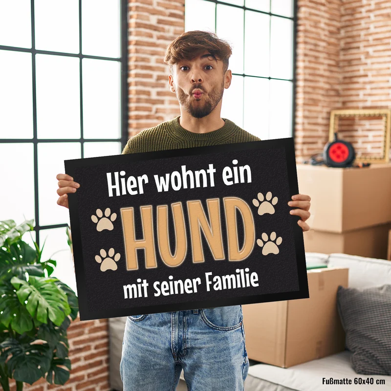 Hier wohnt ein Hund mit seiner Familie Fußmatte