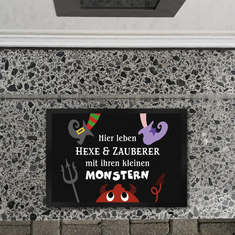 Monster Fußmatte in 35x50 cm mit Spruch Hier leben Hexe & Zauberer