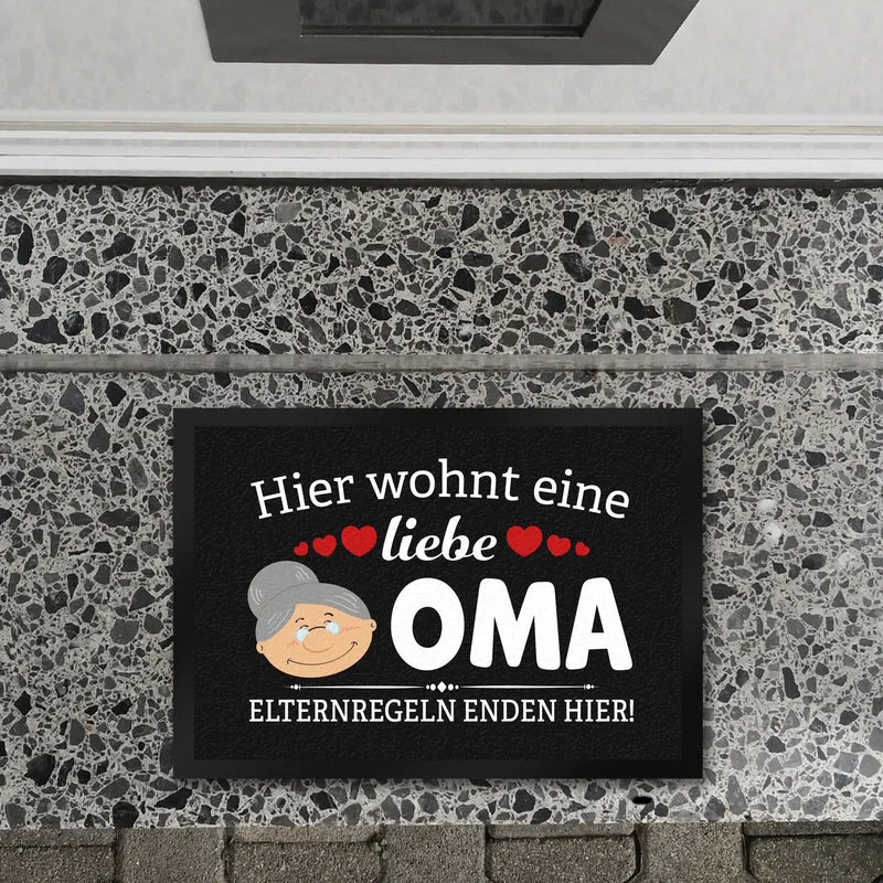 Hier wohnt eine liebe Oma Fußmatte