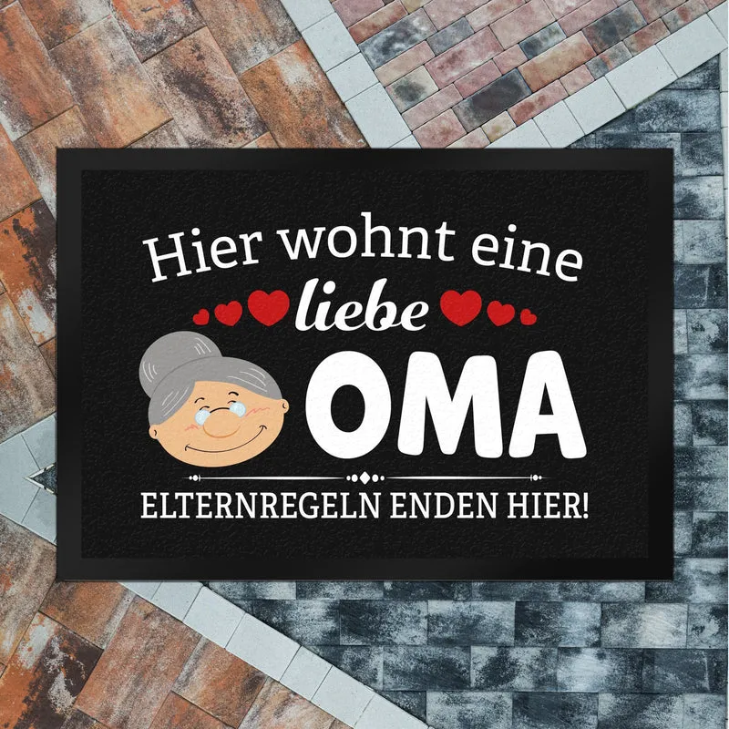 Hier wohnt eine liebe Oma Fußmatte