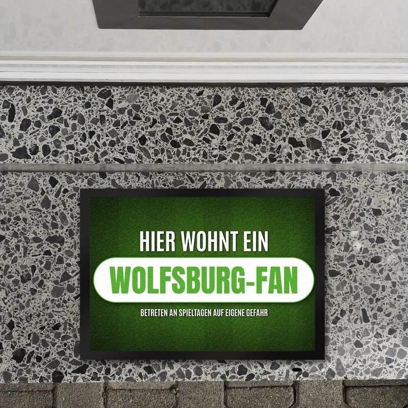 Hier wohnt ein Wolfsburg-Fan Fußmatte mit Rasen Motiv