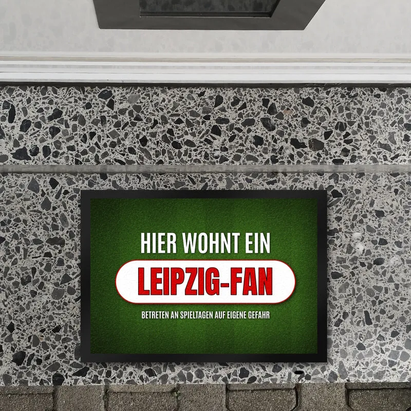 Hier wohnt ein Leipzig-Fan Fußmatte mit Rasen Motiv