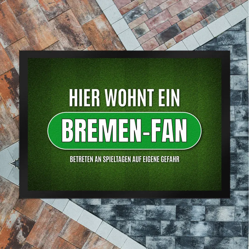 Hier wohnt ein Bremen-Fan Fußmatte mit Rasen Motiv
