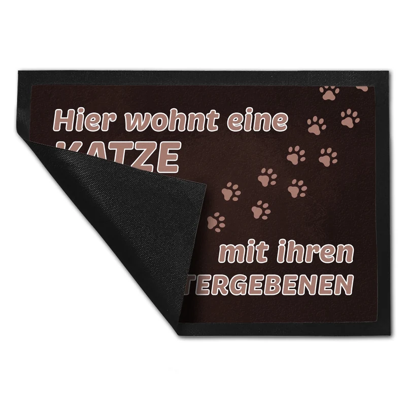 Hier wohnt eine Katze mit ihren Untergebenen Fußmatte mit Pfotenabdrücken