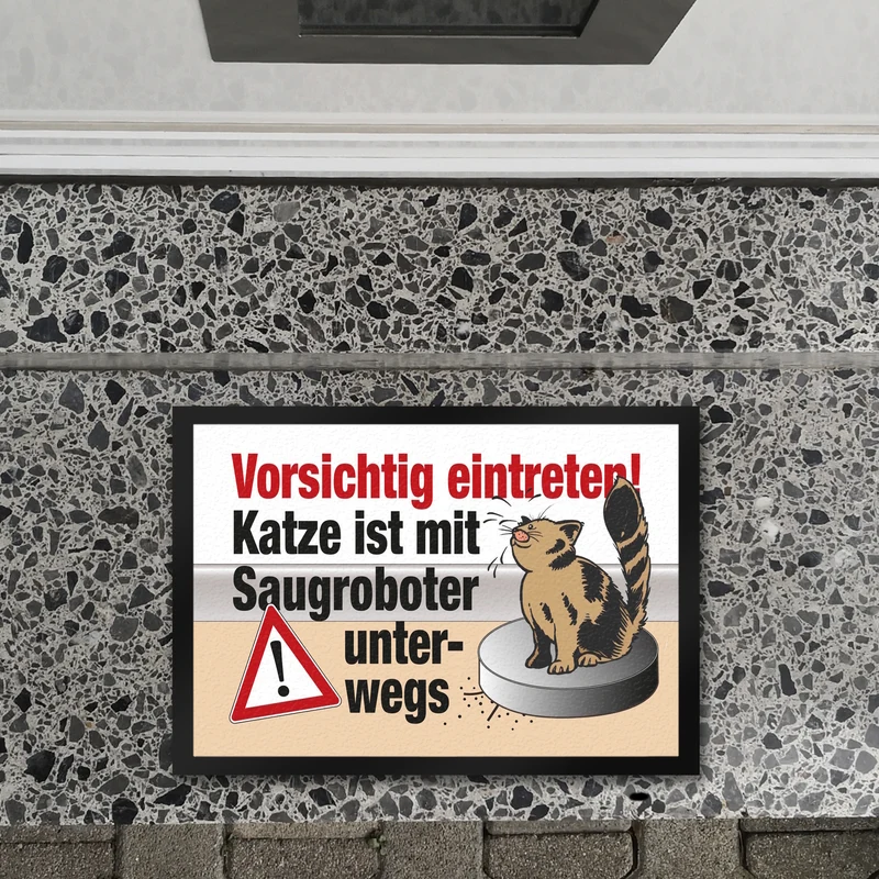 Vorsichtig eintreten - Katze auf Saugroboter Fußmatte
