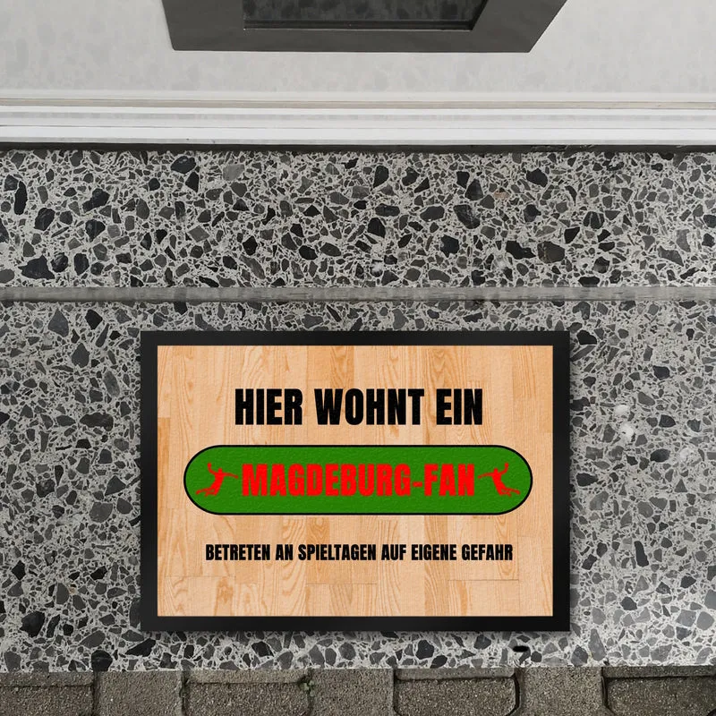 Hier wohnt ein Magdeburg-Fan Fußmatte in 35x50 cm mit Turnhallenboden Motiv