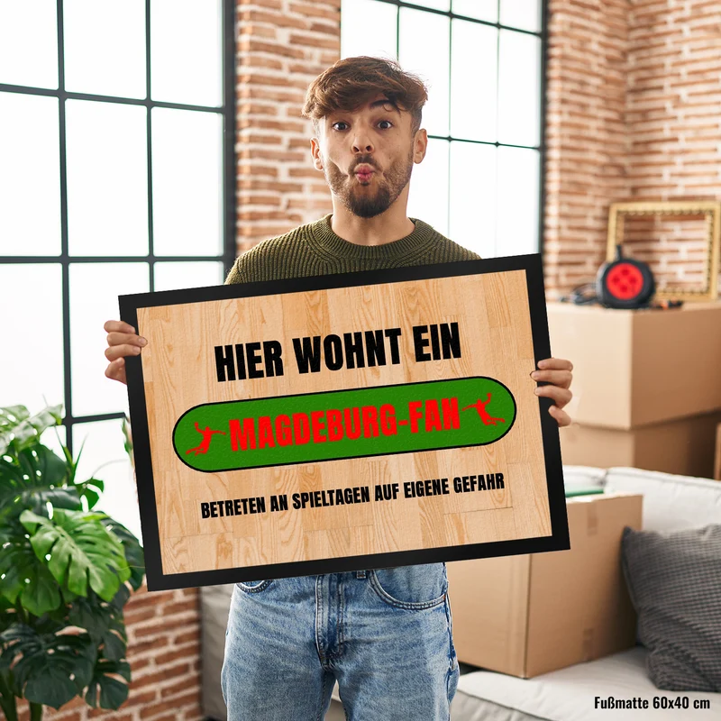 Hier wohnt ein Magdeburg-Fan Fußmatte in 35x50 cm mit Turnhallenboden Motiv