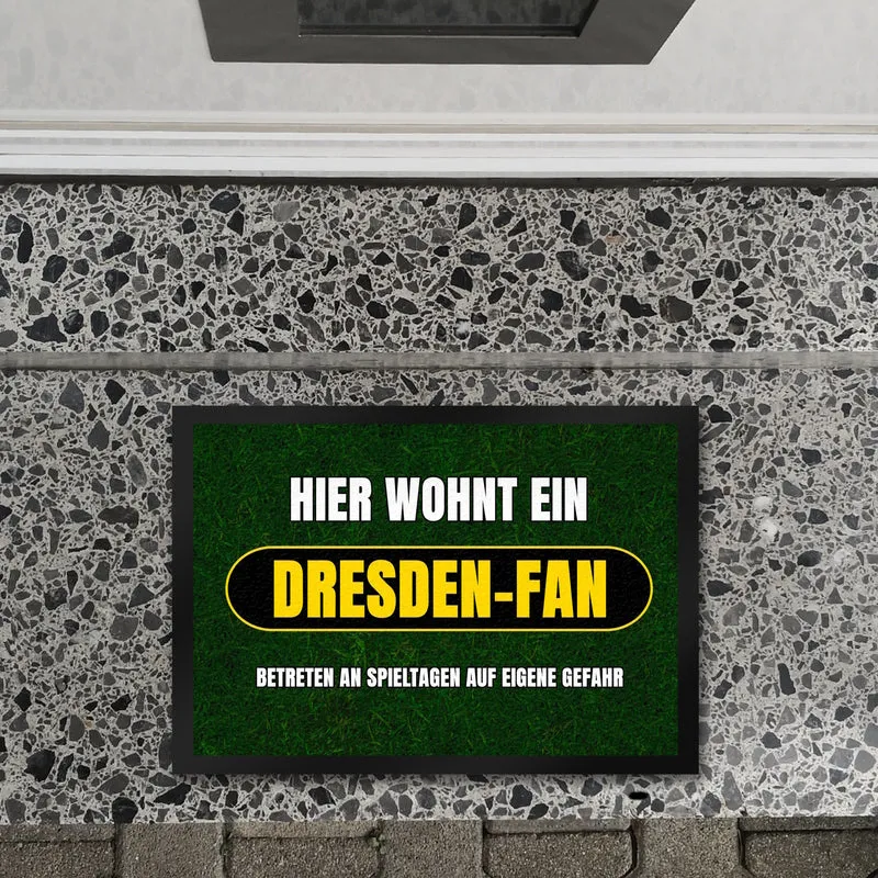 Hier wohnt ein Dresden-Fan Fußmatte in 35x50 cm mit Rasenmotiv