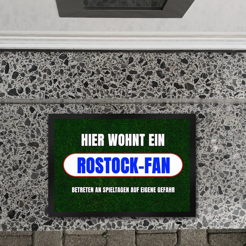Hier wohnt ein Rostock-Fan Fußmatte in 35x50 cm mit Rasenmotiv
