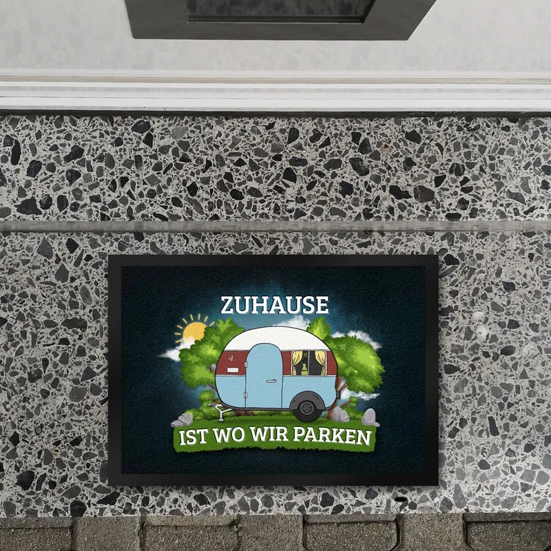 Zuhause ist wo wir parken Fußmatte mit Camping Motiv Wohnwagen Wohnmobil Urlaub Natur