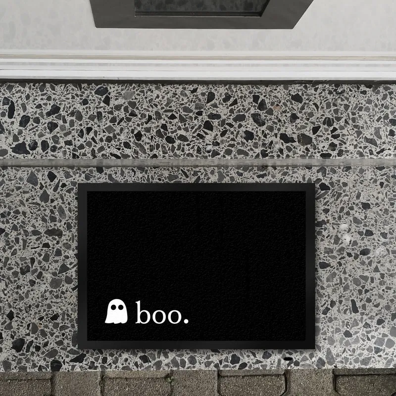 Fußmatte mit kleinem Geist und Boo Schriftzug im schlichten Halloween Stil