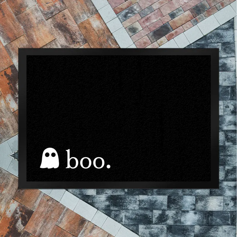 Fußmatte mit kleinem Geist und Boo Schriftzug im schlichten Halloween Stil