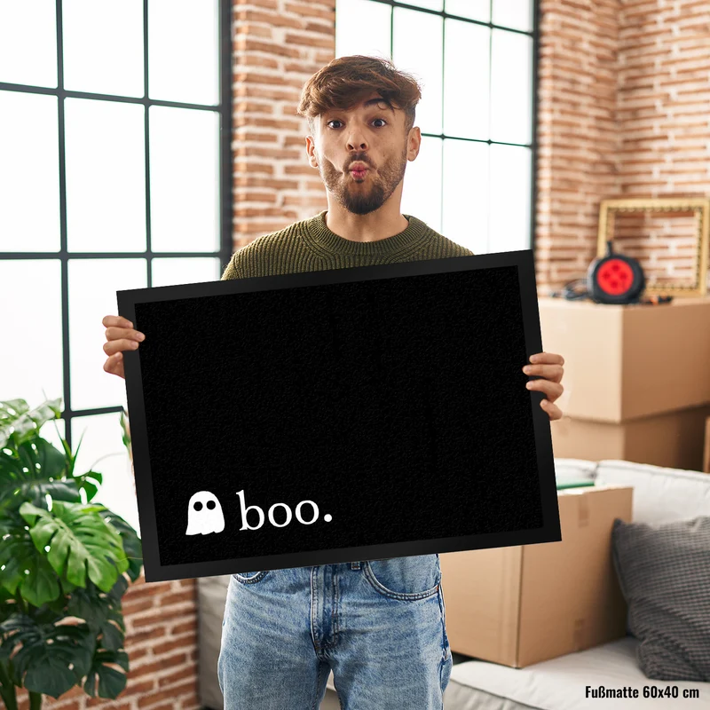 Fußmatte mit kleinem Geist und Boo Schriftzug im schlichten Halloween Stil