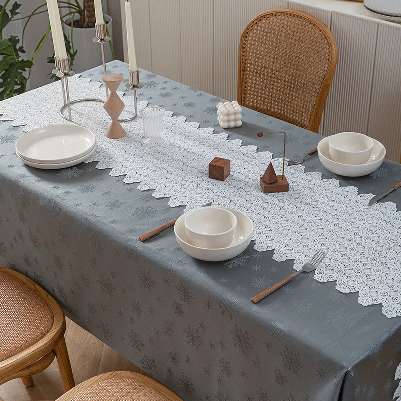 Rechteckige Premium-Tischwäsche aus Jacquard-Polyester mit subtiler Frost-Blütenprägung Karnz