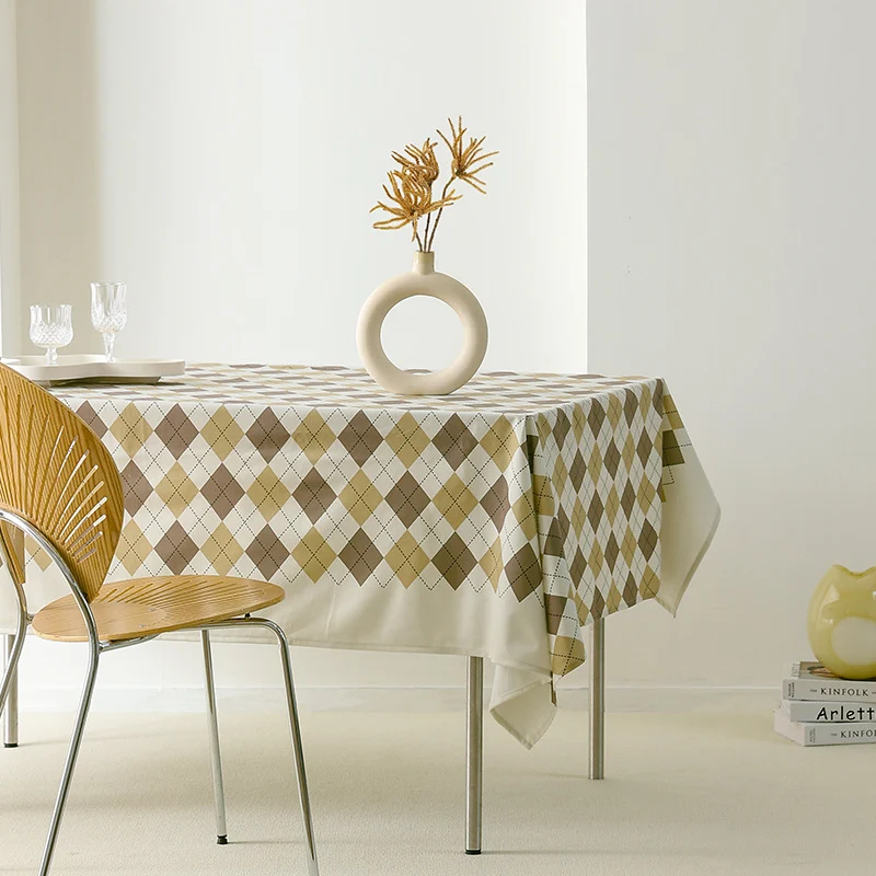 Rauten-Tischdecke aus pflegeleichtem Baumwoll-Polyester-Mix mit dekorativem Karomuster Karnz