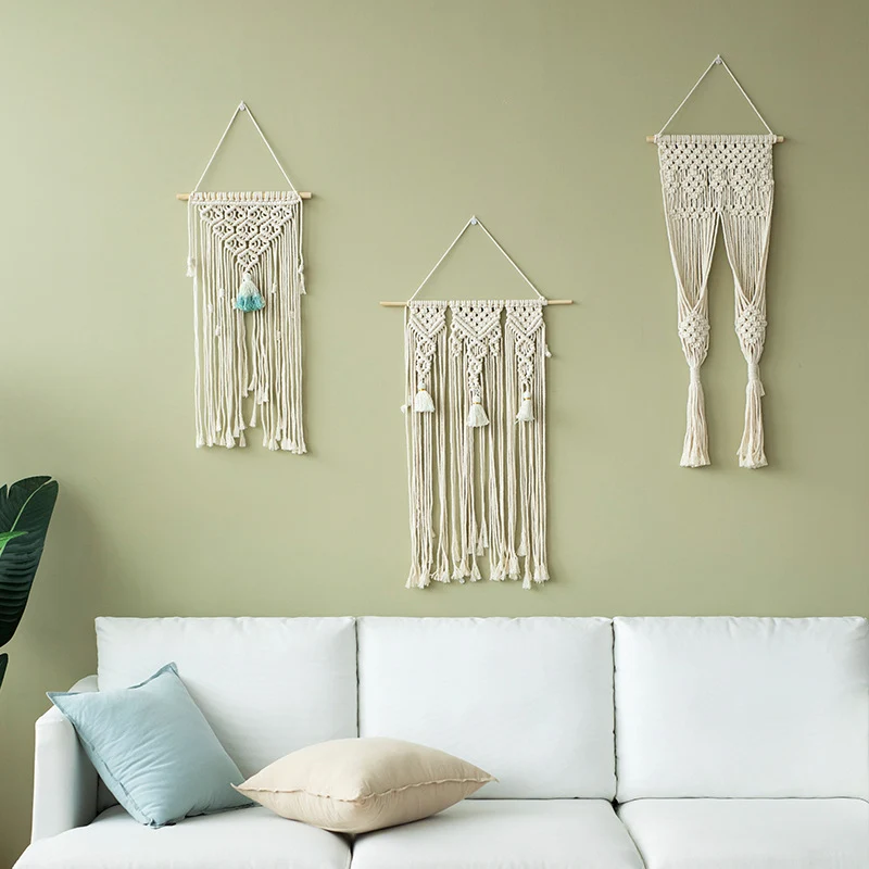 Makramee-Wandbehang mit geometrischem Dreifach-Quasten-Design und Holzstab Karnz