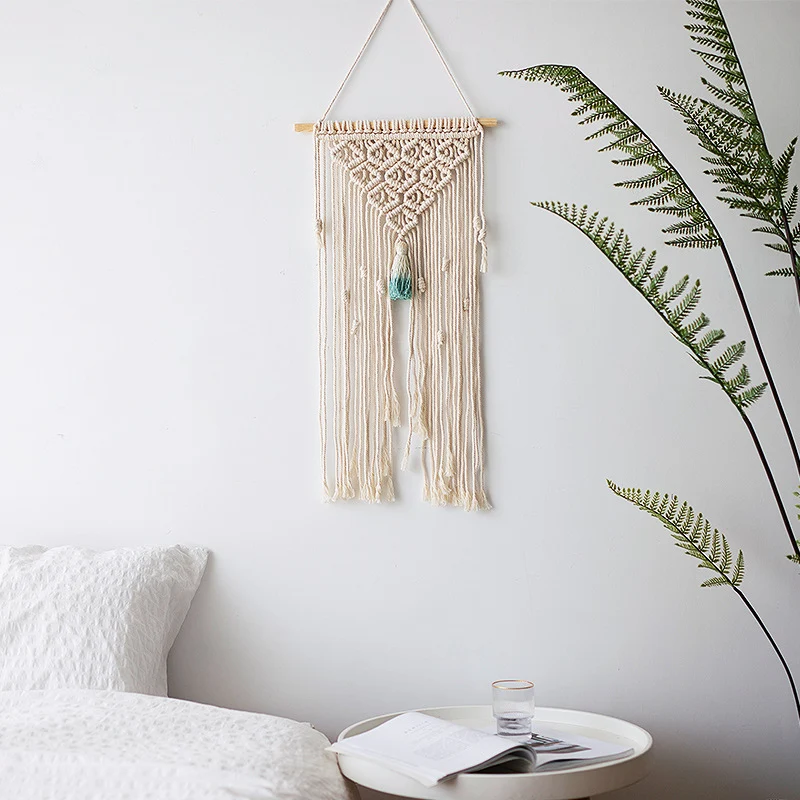 Makramee-Wandbehang mit geometrischem Dreifach-Quasten-Design und Holzstab Karnz