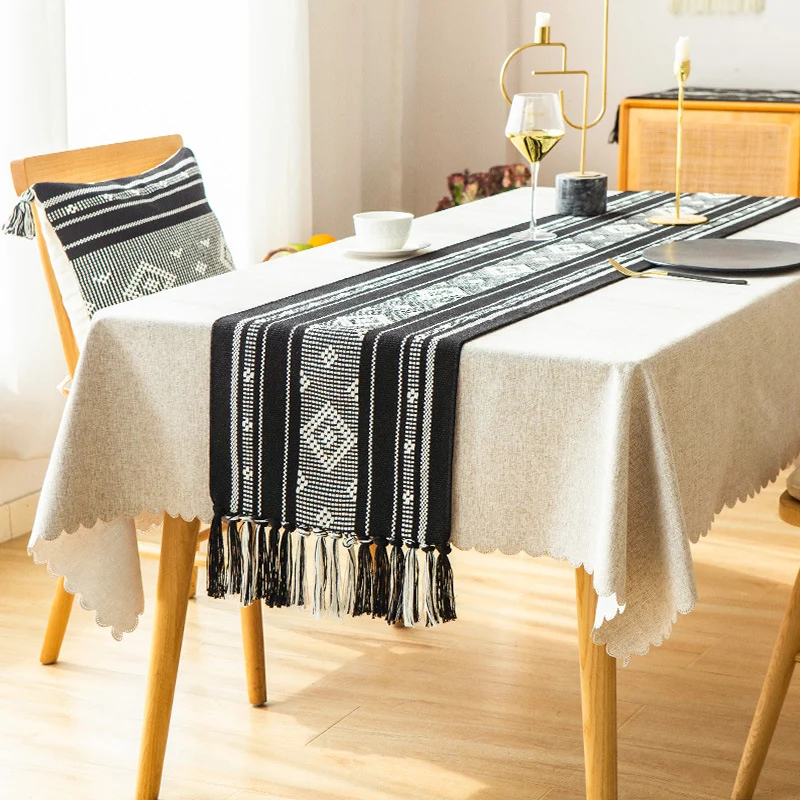 Handgewebter Tischläufer aus Baumwollmix mit Fransen und geometrischem Punkt-Jacquard Karnz
