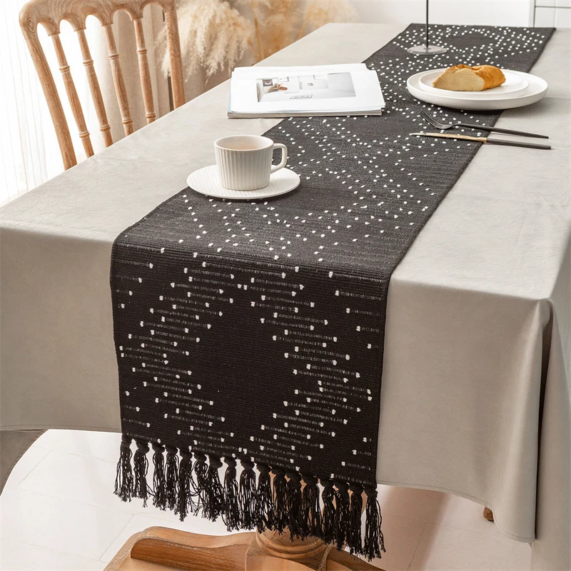 Handgewebter Tischläufer aus Baumwollmix mit Fransen und geometrischem Punkt-Jacquard Karnz