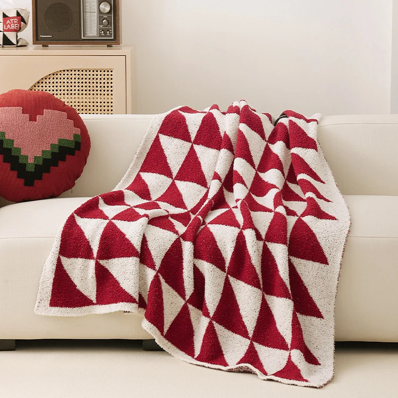 Grobgewebte Wohndecke mit geometrischem Jacquardmuster und weichem Bouclé Karnz