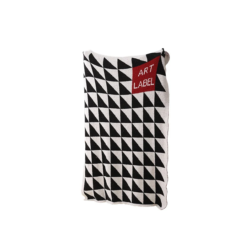 Grobgewebte Wohndecke mit geometrischem Jacquardmuster und weichem Bouclé Karnz