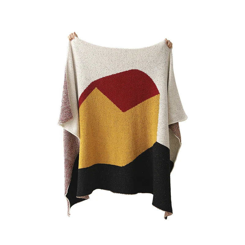 Grobgewebte Wohndecke mit geometrischem Jacquardmuster und weichem Bouclé Karnz