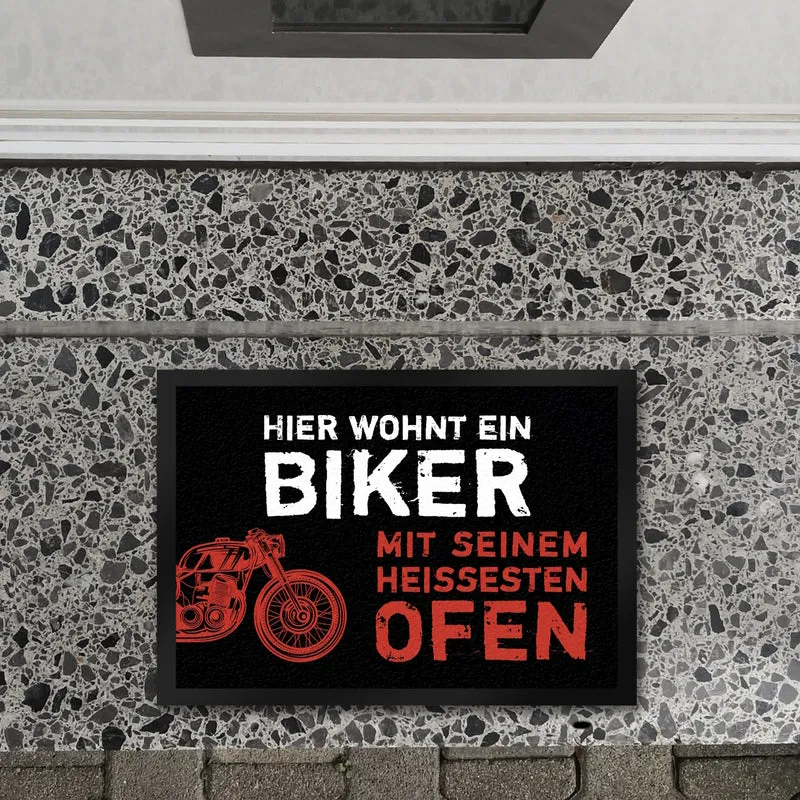 Hier wohnt ein Biker mit seinem heißesten Ofen Motorrad Fußmatte