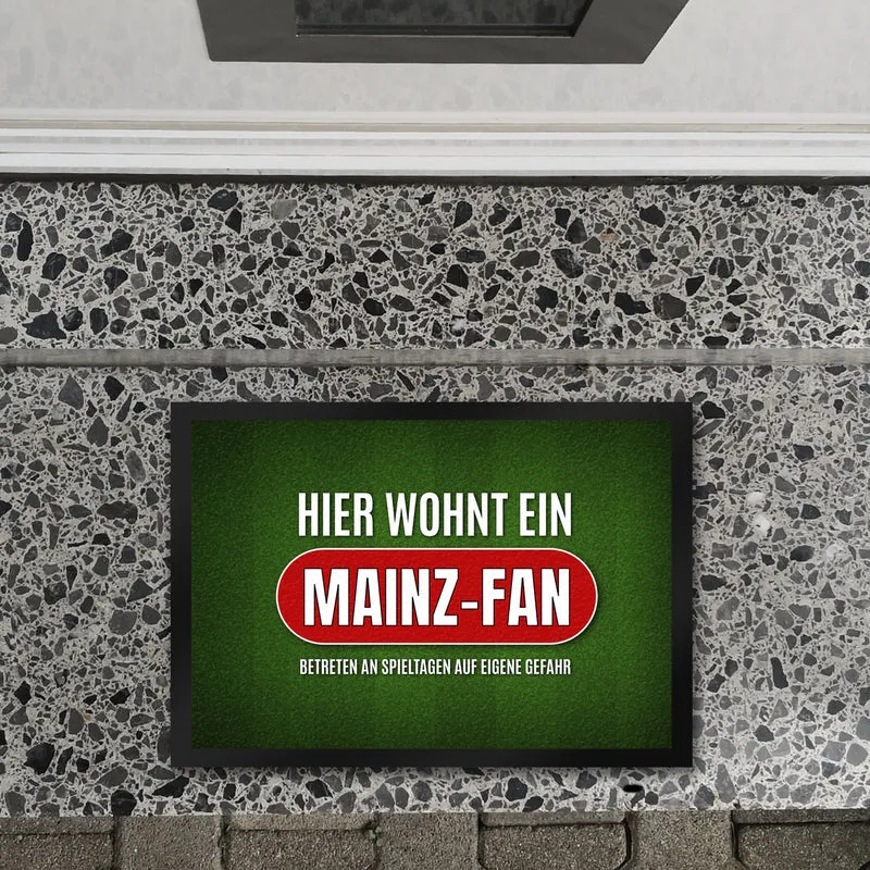 Hier wohnt ein Mainz-Fan Fußmatte mit Rasen Motiv