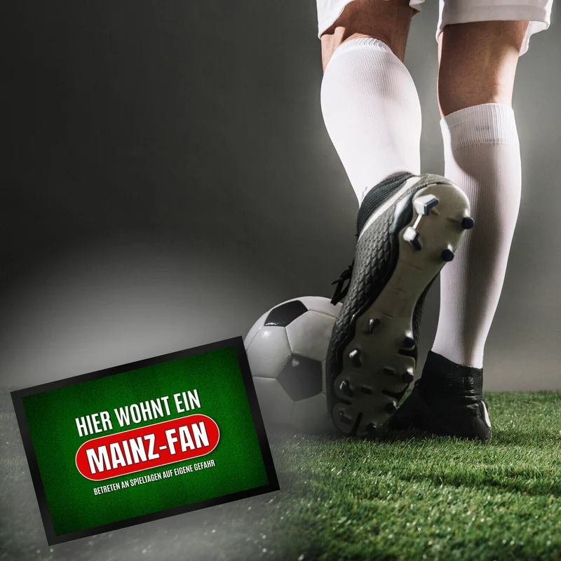 Hier wohnt ein Mainz-Fan Fußmatte mit Rasen Motiv
