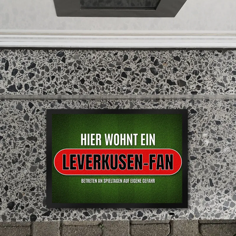 Hier wohnt ein Leverkusen-Fan Fußmatte mit Rasen Motiv