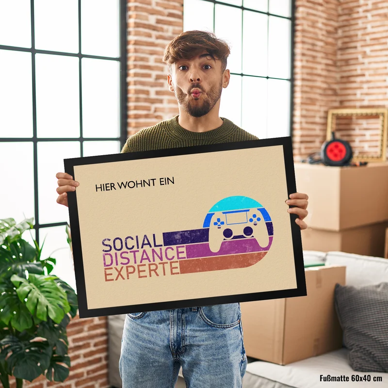 Hier wohnt ein Social Distance Experte Fußmatte mit Gamer-Motiv
