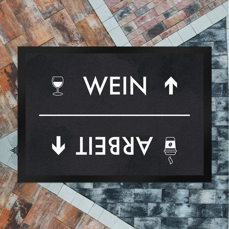Wein oder Arbeit Fußmatte mit Weinglas und Kaffeebecher Motiv