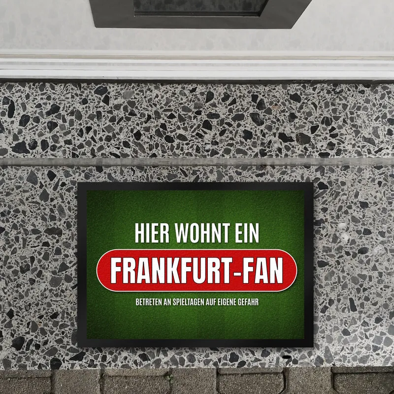 Hier wohnt ein Frankfurt-Fan Fußmatte mit Rasen Motiv