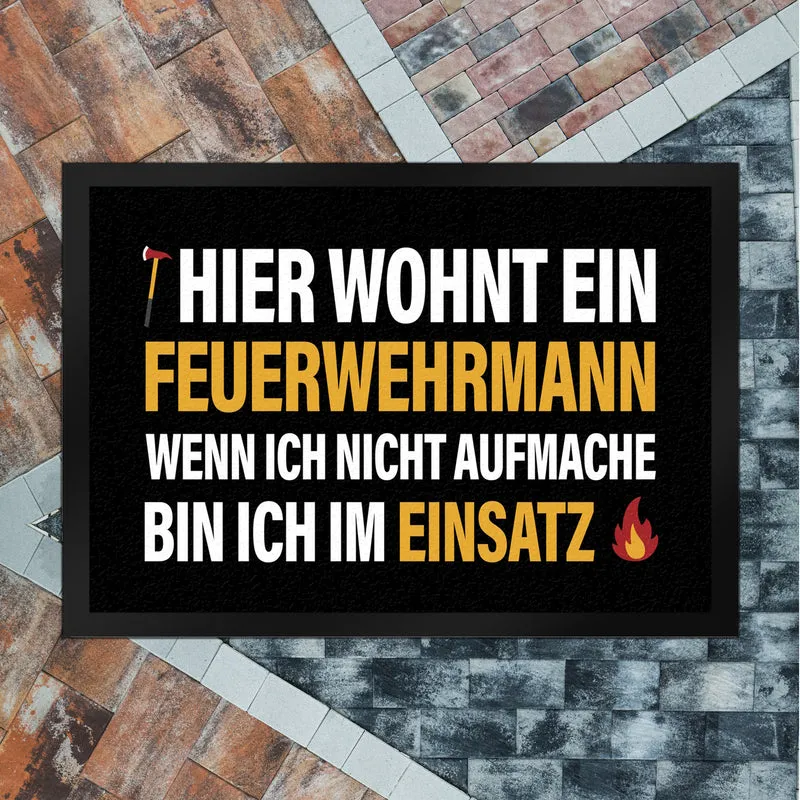Hier wohnt ein Feuerwehrmann Fußmatte