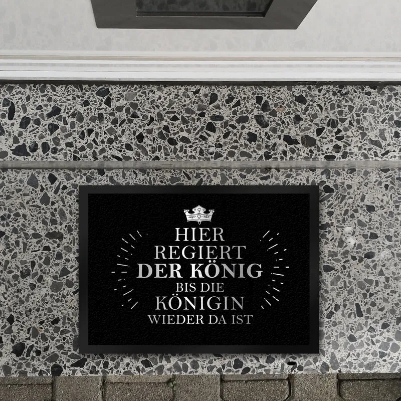 Hier regiert der König bis die Königin wieder da ist Fußmatte