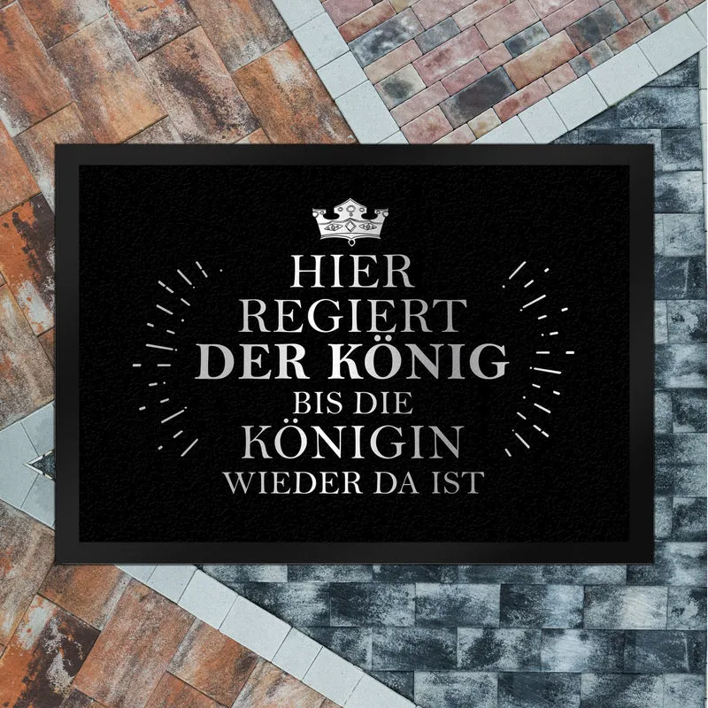 Hier regiert der König bis die Königin wieder da ist Fußmatte
