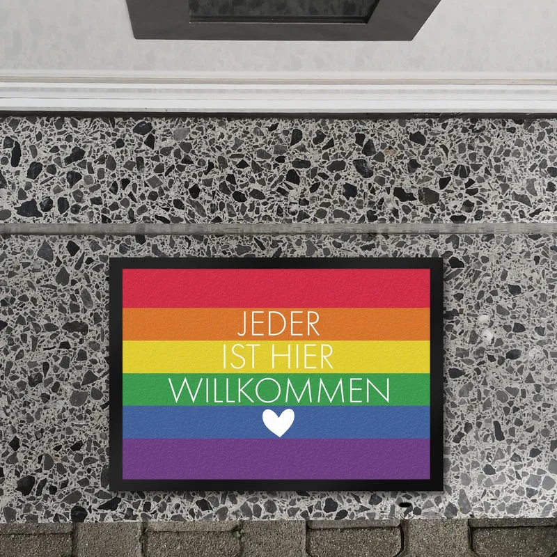 Jeder ist hier willkommen Fußmatte mit Regenbogenfahne