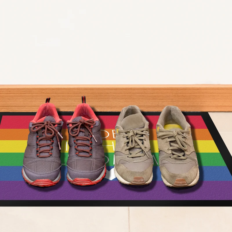 Jeder ist hier willkommen Fußmatte mit Regenbogenfahne