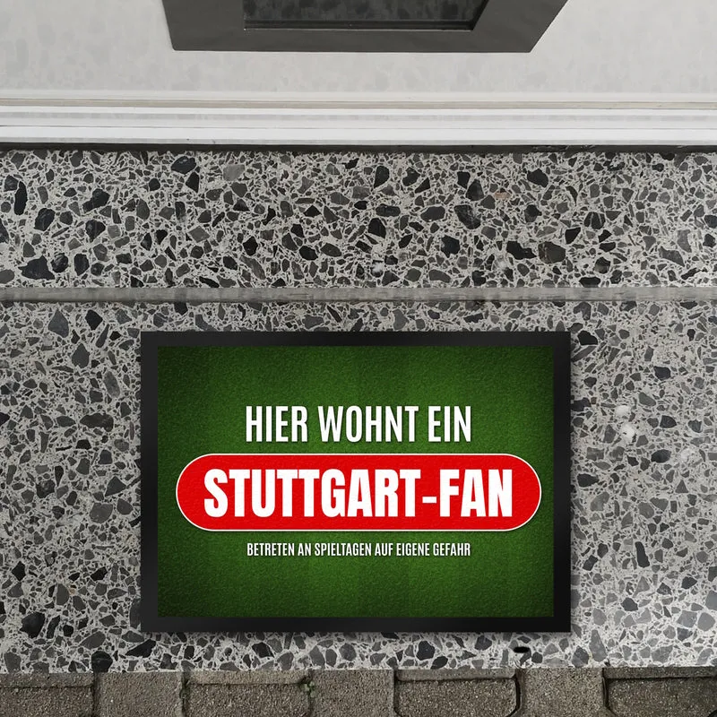 Hier wohnt ein Fußballfan Fußmatte mit Rasen Motiv - Fußball Tor Verein Ball Fußballplatz Platz Spiel