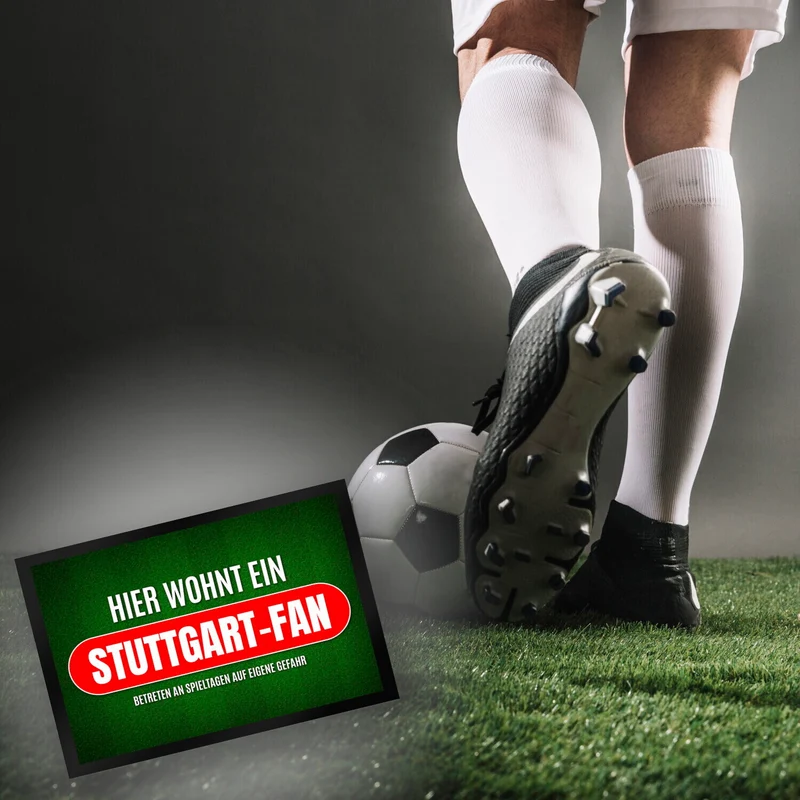 Hier wohnt ein Fußballfan Fußmatte mit Rasen Motiv - Fußball Tor Verein Ball Fußballplatz Platz Spiel