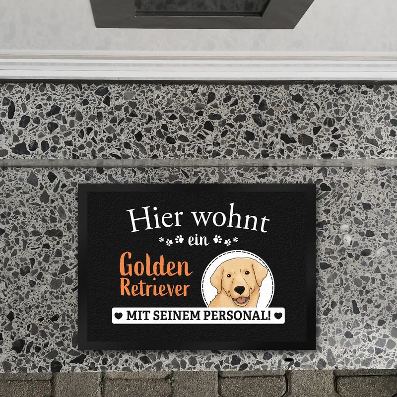 Hier wohnt ein Golden Retriever mit seinem Personal Fußmatte